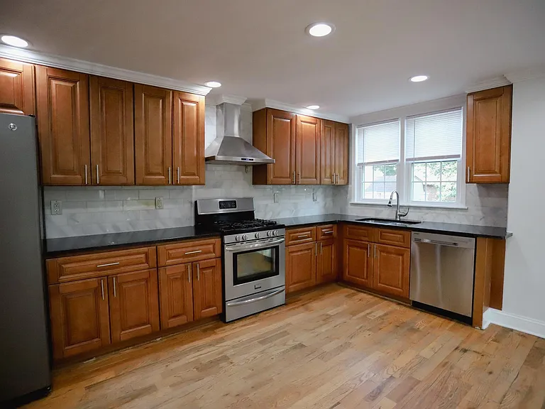 121 Alverstone Rd — Photo 7