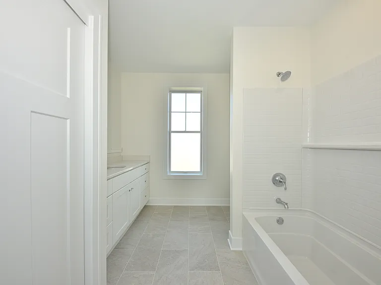 Front Apt - Full Bath