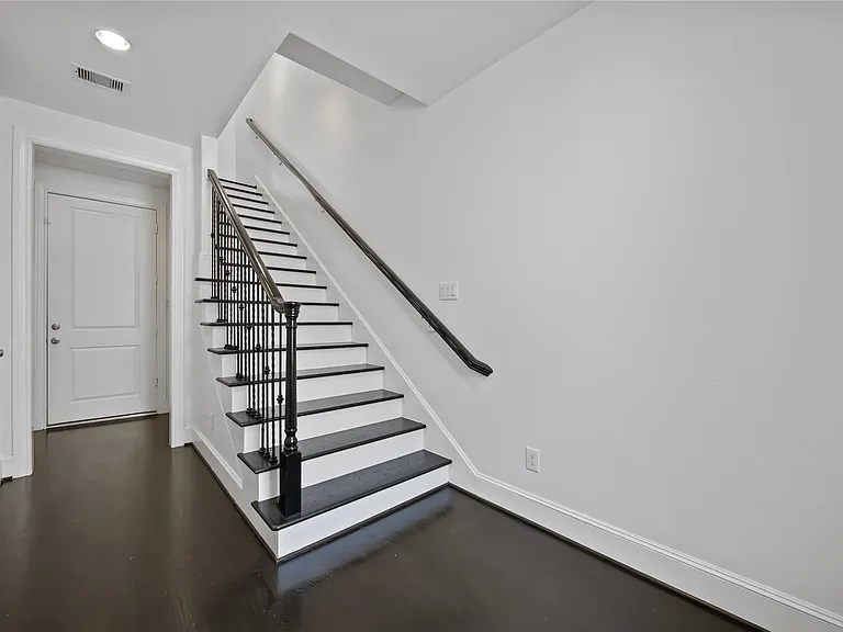 1104 Thompson St — Photo 2