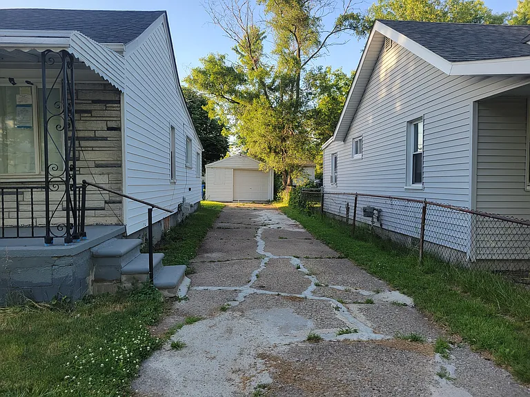 7027 Chalmers Ave — Photo 4