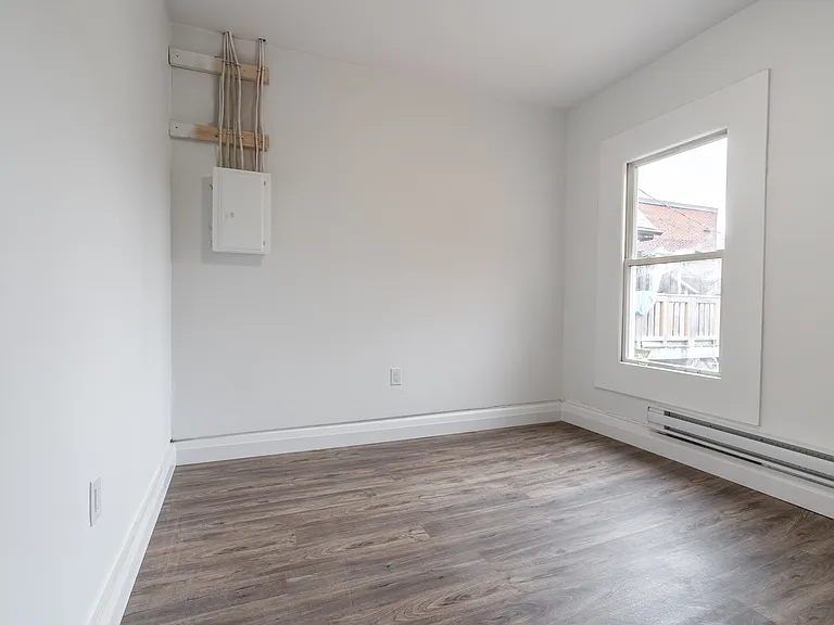 524 King St E #3 — Photo 11