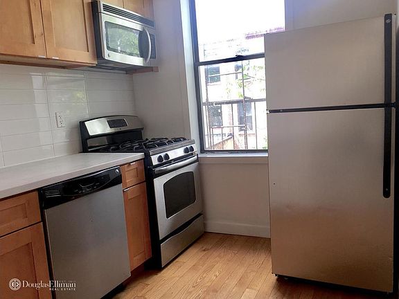 5th image of 457 Jefferson Ave APT 3L