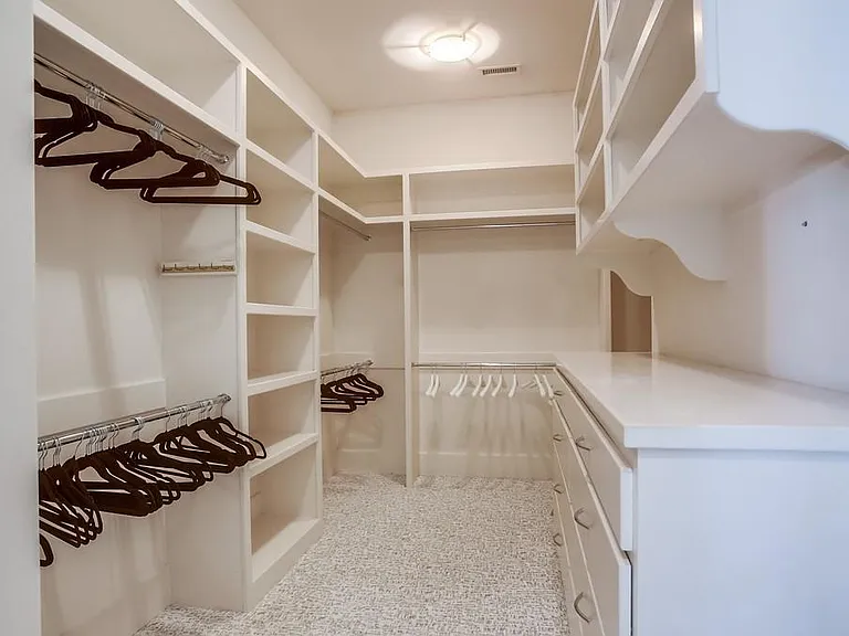 2 Walk in closets in Master Retreat