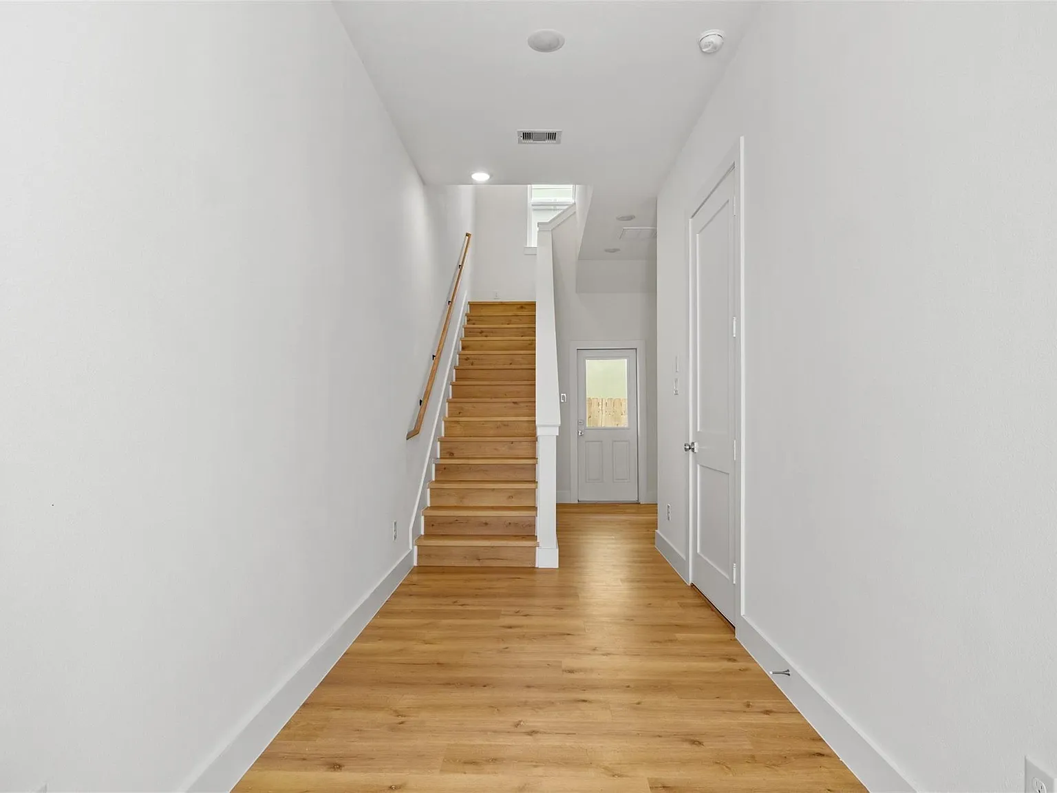 3 bed, 3.5 bath, 2524 sqft, $3,000 — Photo 3