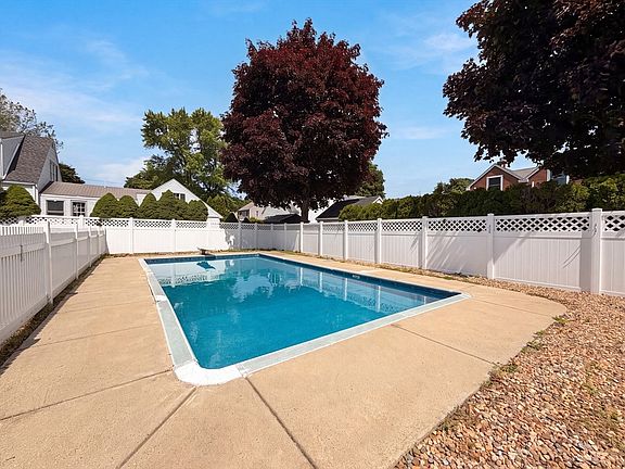 2nd image of 4 Macarthur Cir