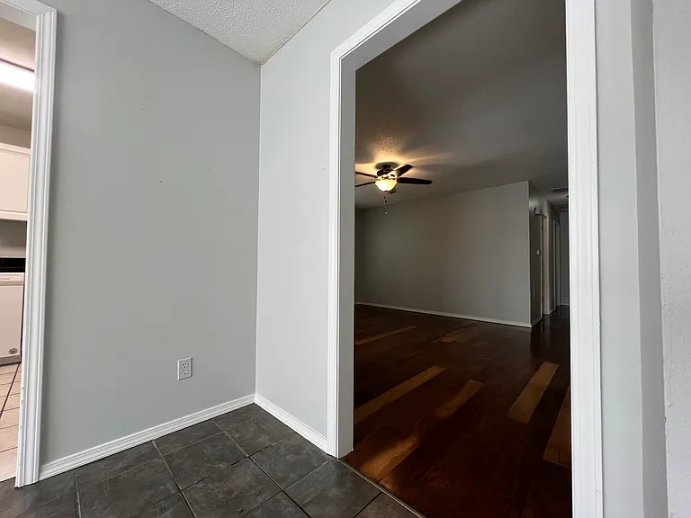 323 E Berkeley St — Photo 6