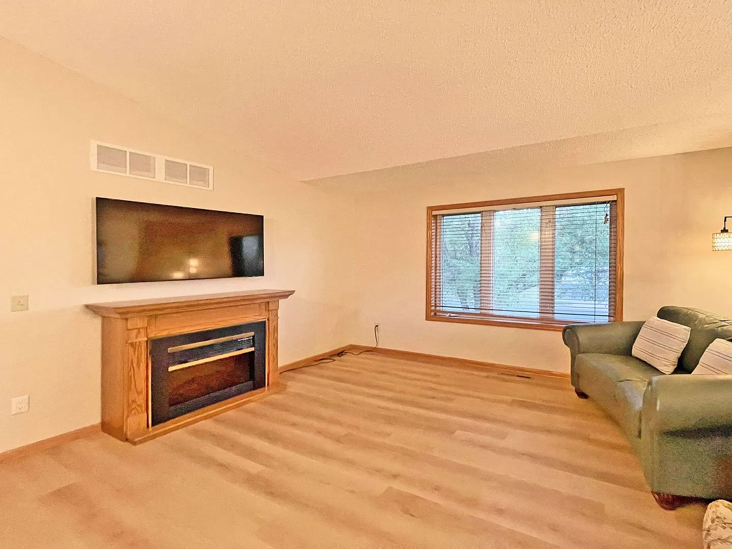 Large 4 bed/2 bath Split Entry home * Rosemount * Available July 1 — Photo 2