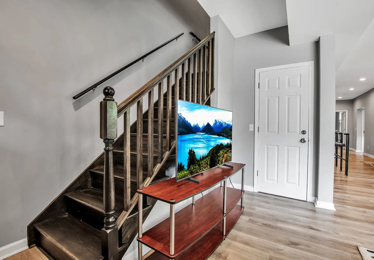 4 bed, 2.0 bath, 1824 sqft, $4,500 — Photo 2