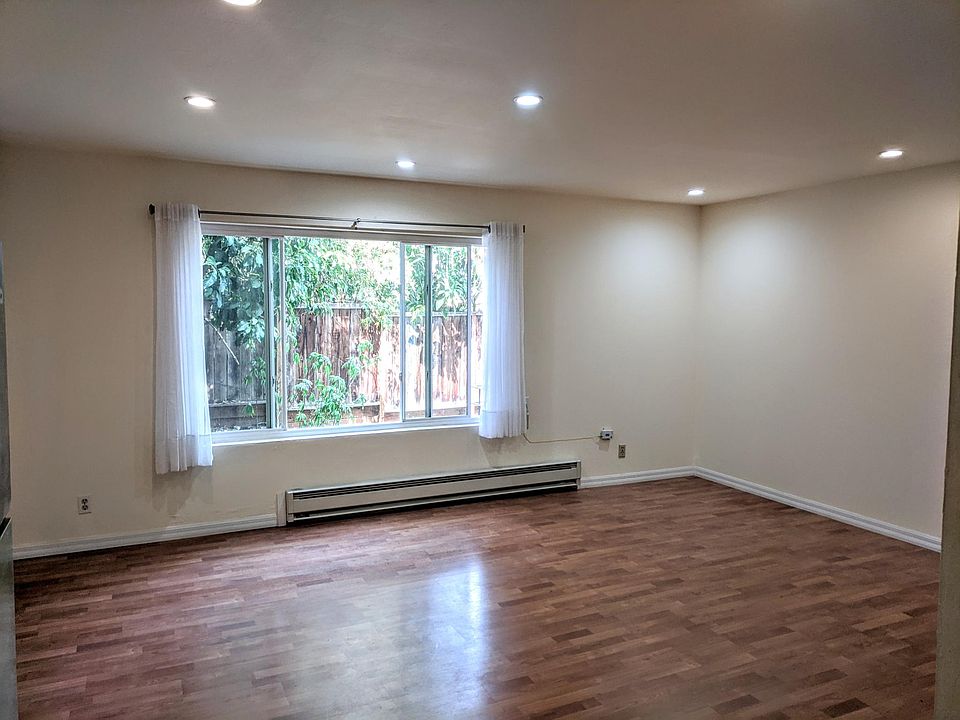 Living room/dining area