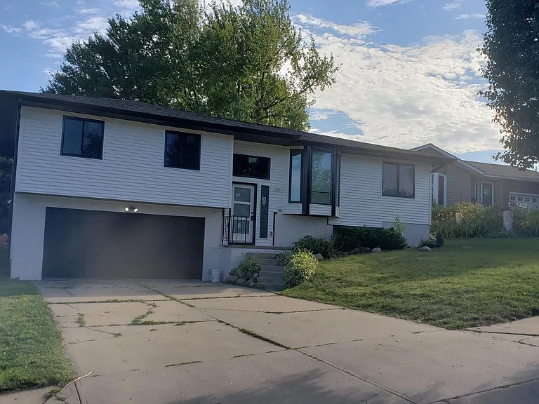 14465 Krug Cir — Photo 3