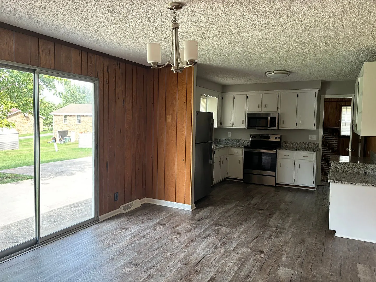 927 Kenwood Drive - Rossview Schools! — Photo 3