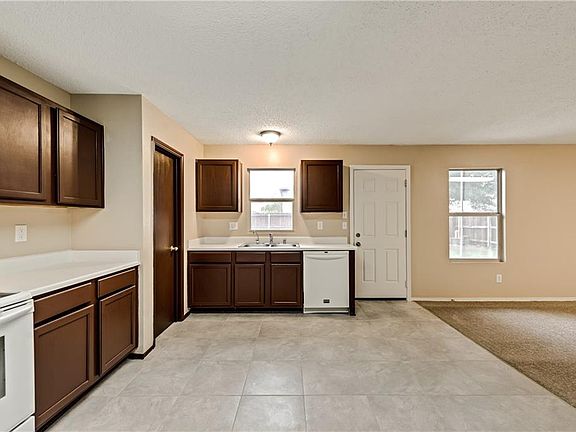 4th image of 2604 Pecan Dr