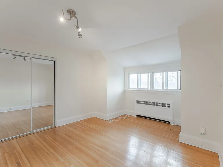 938 Avenue Rd #3 — Photo 38