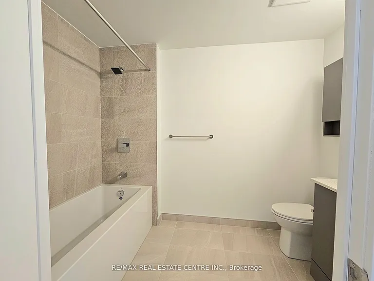 415 Main St W #401 — Photo 6