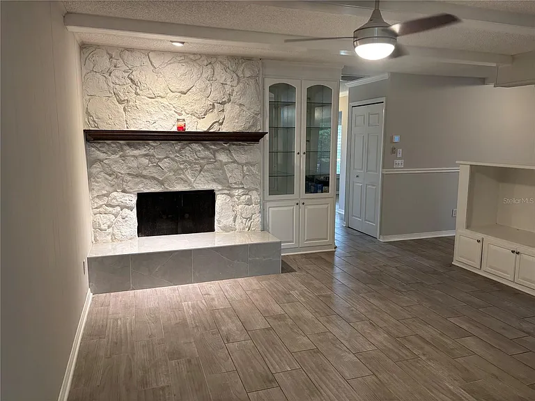 105 E Cottesmore Cir — Photo 10