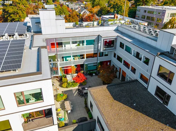 4262 SE Belmont St APT 201, Portland, OR 97215