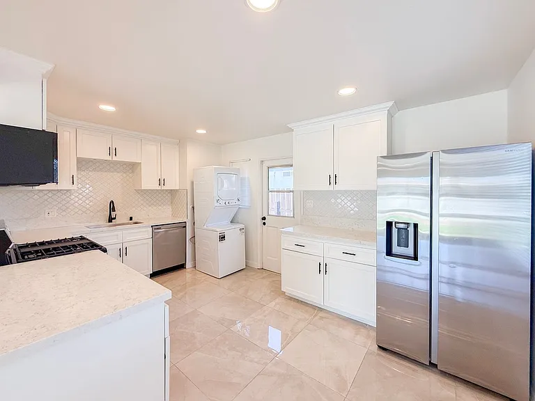 Beautiful Triplex in Clairemont — Photo 2
