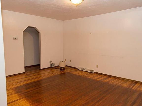 5th image of 2411 Greensburg Pike