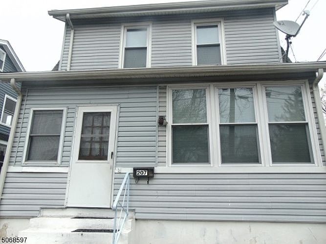 2nd image of 207 Oak Pl