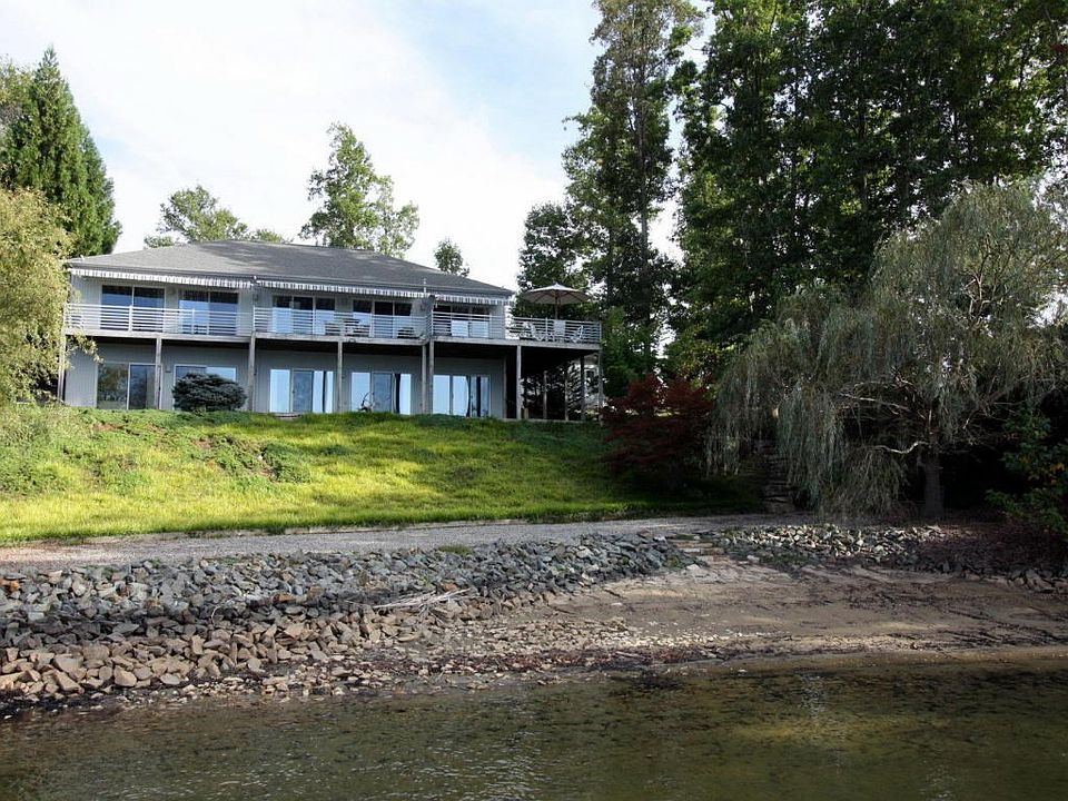 Beautiful Lake Home