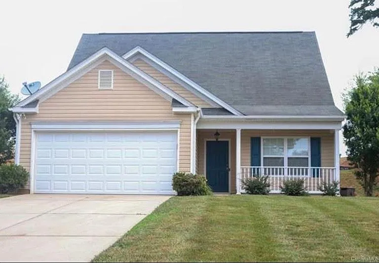 1215 Winghaven Dr NW — Photo 1