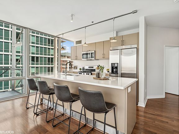 5th image of 653 N Kingsbury St APT 1203