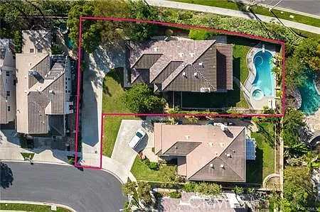 5 bed, 2600 sqft, $7,200 — Photo 2