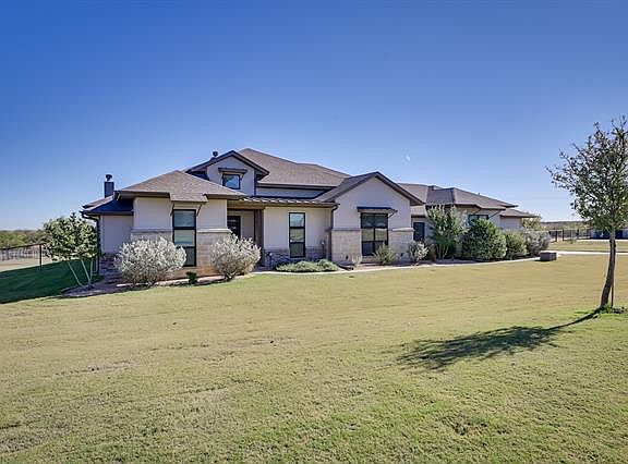 2nd image of 104 Maravilla Dr.