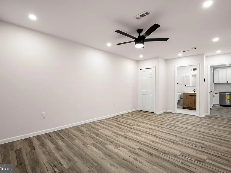 437 W Girard Ave #39-4 — Photo 6