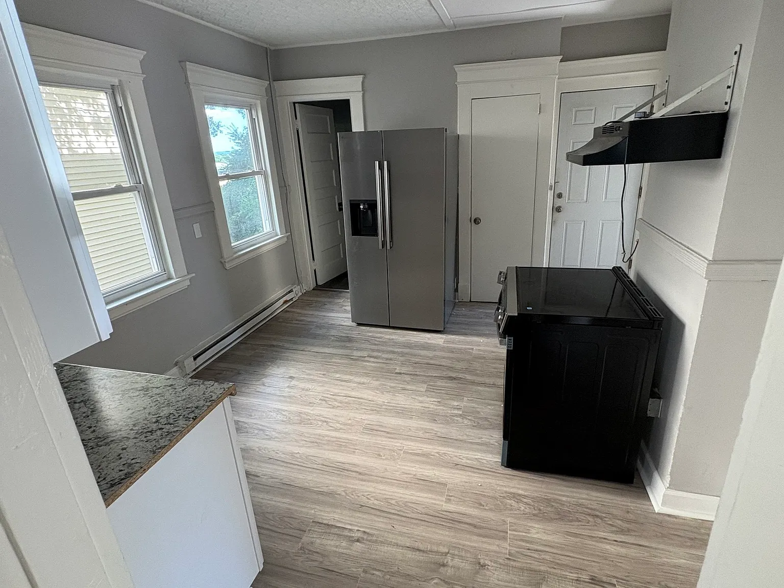 4 bed, 1.0 bath, 3733 sqft, $2,100 — Photo 3