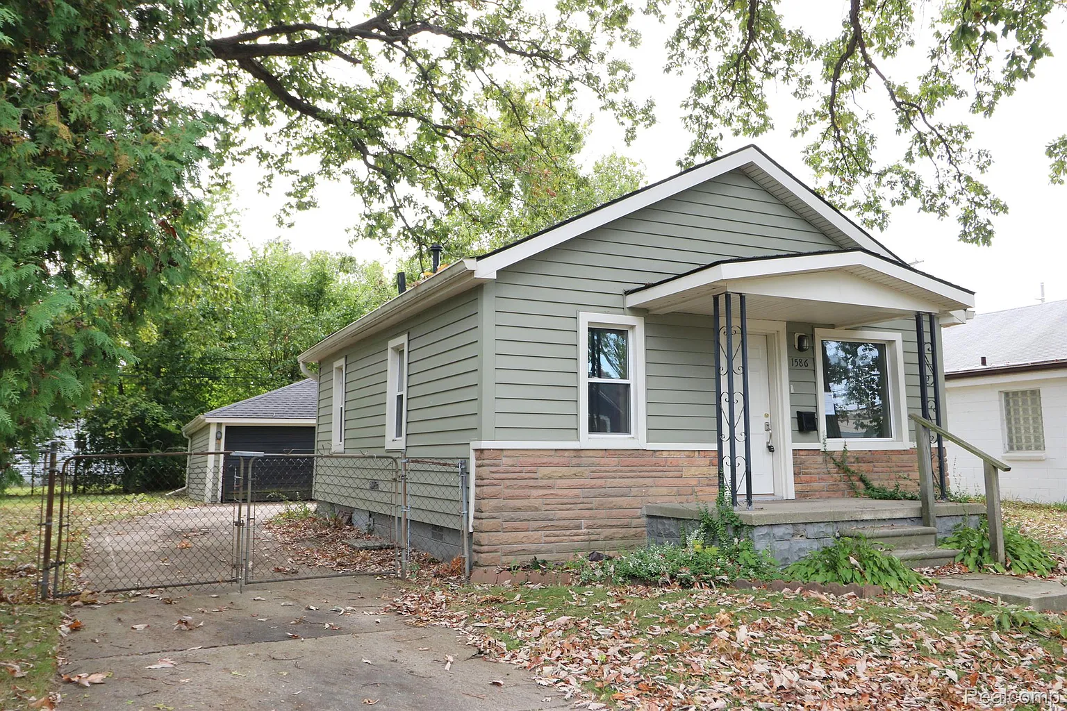 1586 Wordsworth St photo 1