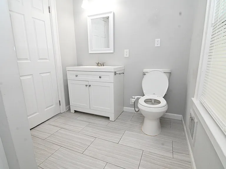 Upper bathroom 1