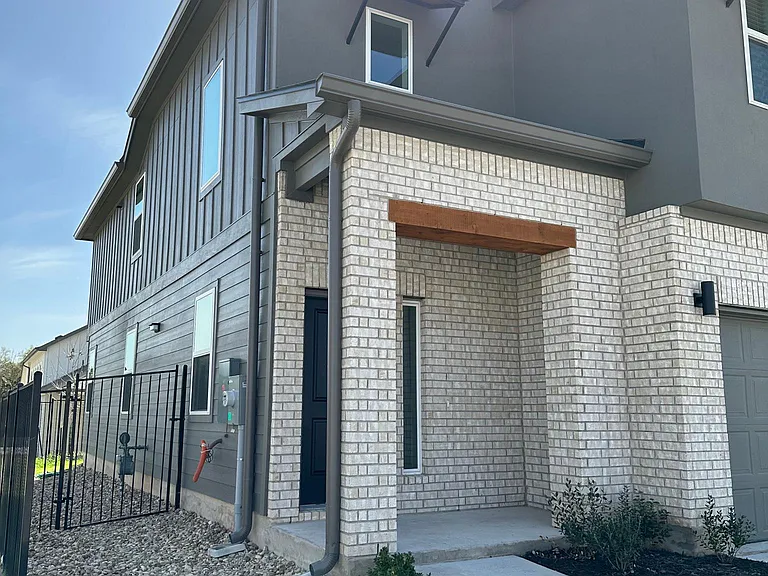 1021 Legend Milton Ln — Photo 3