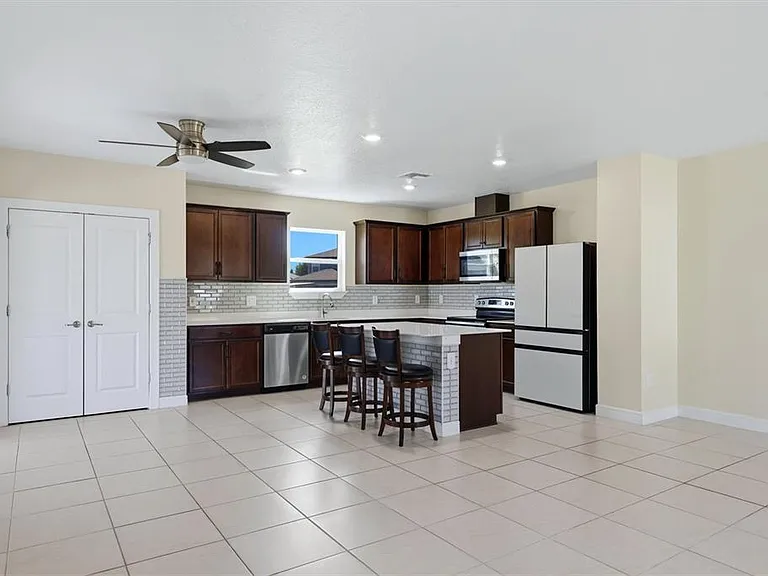 9108 Royal River Cir — Photo 14