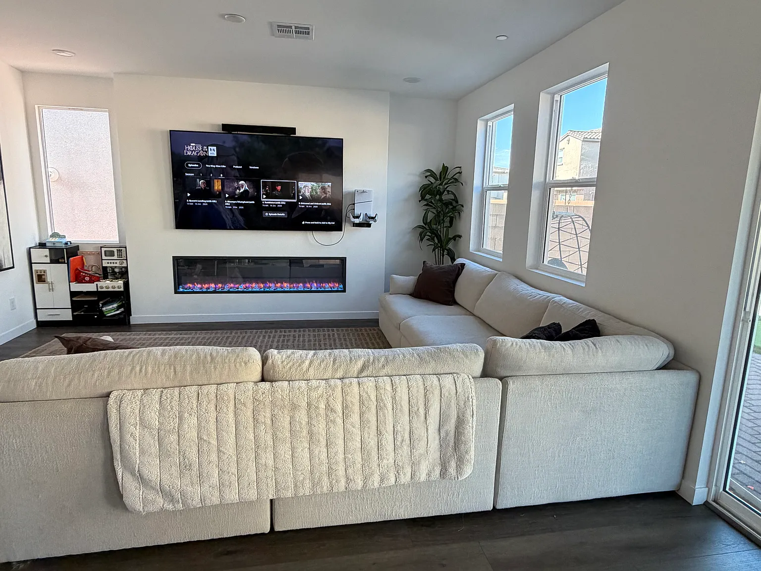 3 bed, 1943 sqft, $3,100 — Photo 2