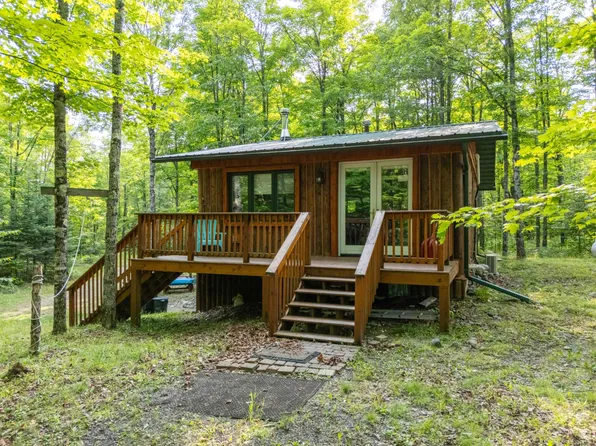 109 Birchfield Dr, Iron River, MI 49935