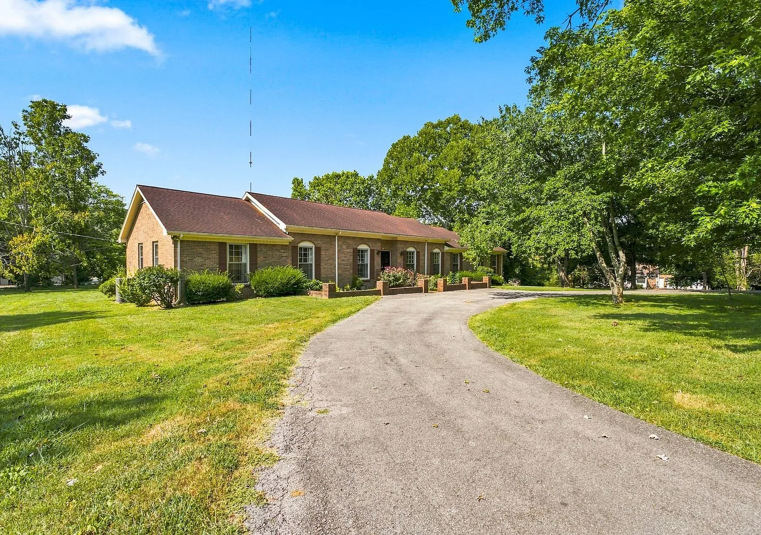 Rare Brentwood Rental Available! — Photo 4