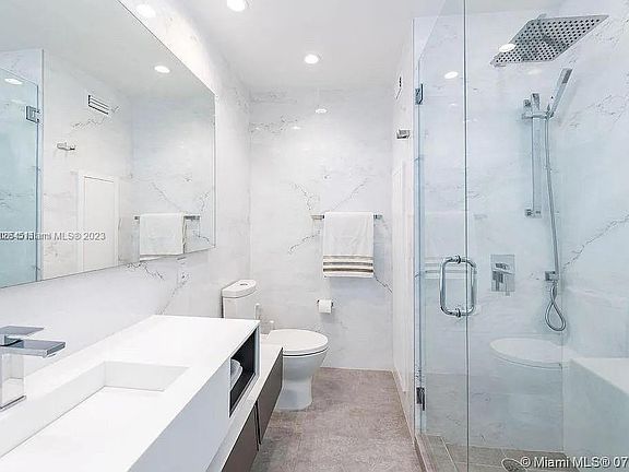 4th image of 4925 Collins Ave APT 7B