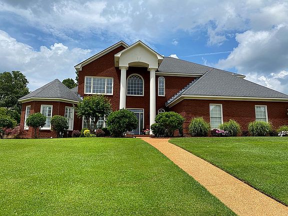 2nd image of 2833 Lake Crest Dr