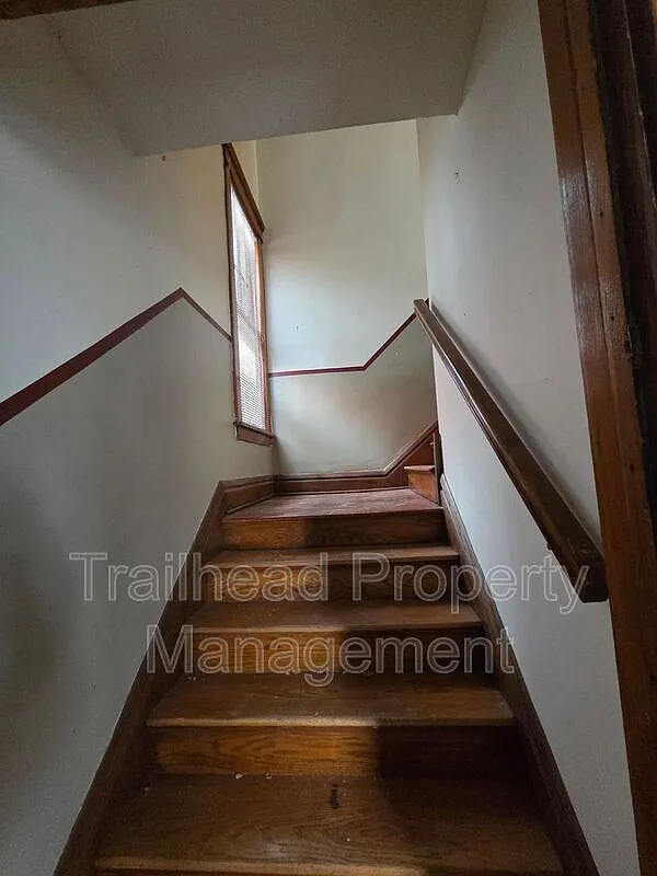 3 bed, 1.0 bath, 900 sqft, $1,250 — Photo 2