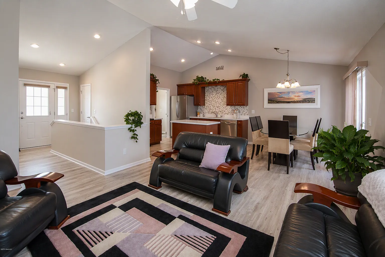 4 bed, 2400 sqft, $2,700 — Photo 4