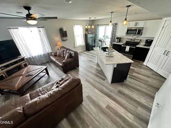 1217 9th St SW, Watford City, ND 58854