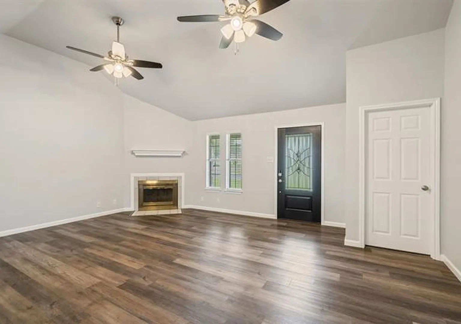 Beautifully Refreshed 3-Bedroom Home with In-Ground Liner Pool — Photo 4