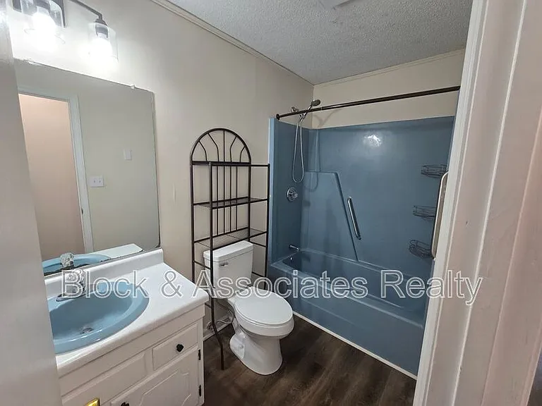 3945 Woodcrest St — Photo 5
