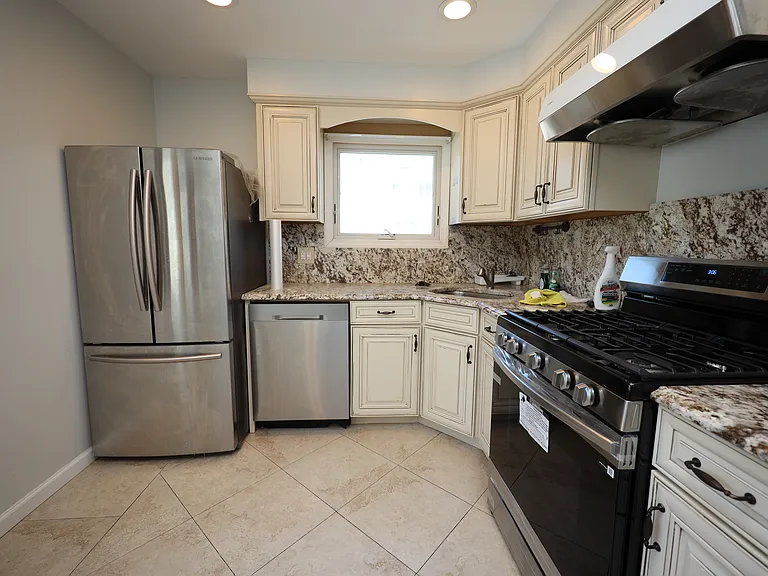 178 Spratt Ave — Photo 10