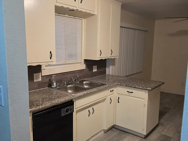 1005 W Cambridge Ave — Photo 8