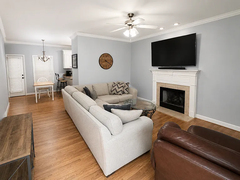 1020 Chevis St — Photo 5