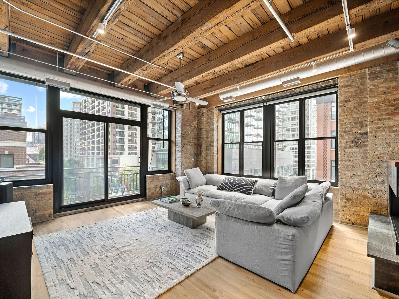 3 bed, 1700 sqft, $5,750 — Photo 3