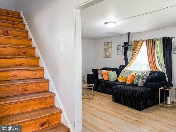 3rd image of 11 Milstone Ct
