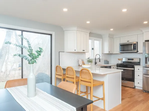 32 Frederick St APT 7, Dracut, MA 01826